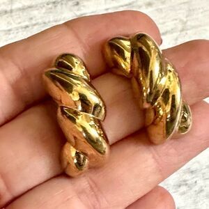 Gold tone vintage earrings